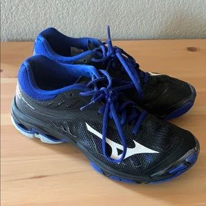 black and royal blue mizuno volleyball shoes